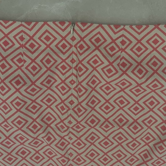 Ann Taylor Pencil Skirt Size 10P Cream Red
Diamond Geometric Pattern Fully Lined - Picture 4 of 8